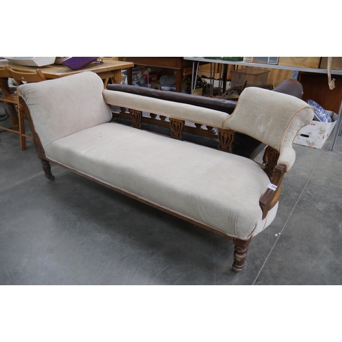 2478 - An Edwardian chaise longue