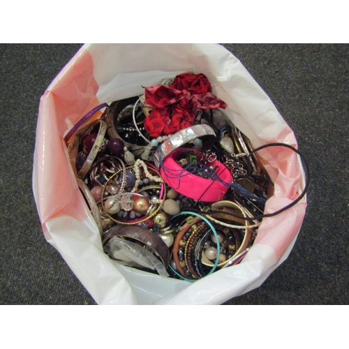 1466 - A bag of costume jewellery