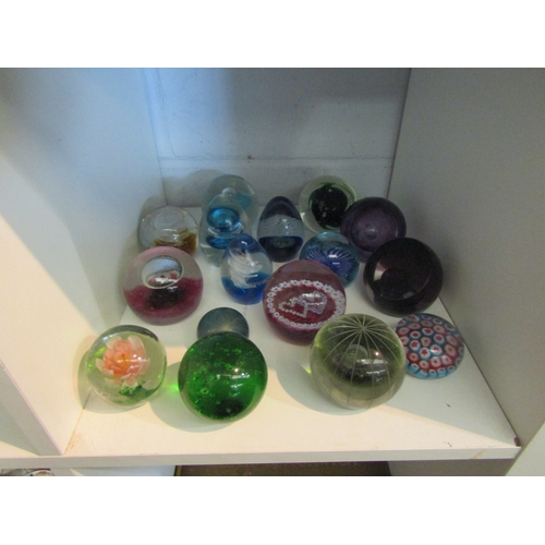 1478 - A quantity of art glass paperweights including millefiori (16)