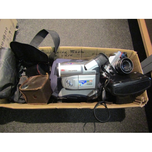 1530 - A quantity of mixed camera equipment including a Samsung VP-L750d camcorder