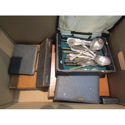 1537 - A quantity of cased cutlery