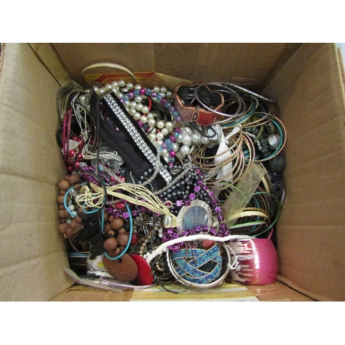 1558 - A box of costume jewellery