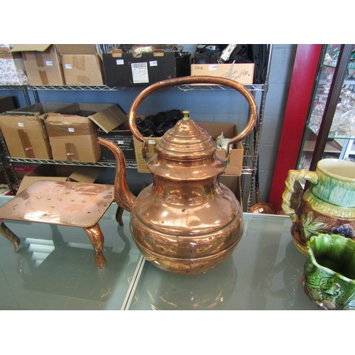 1580 - An early 19th Century copper kettle of baluster form with overhead swing handle. A heavy copper triv... 