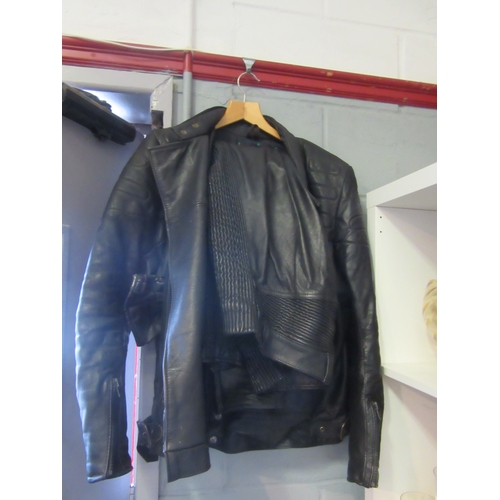 1307 - A TT Leather bikers jacket, leather trousers and gloves, jacket is 107cm/42