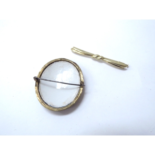 6440 - A 14ct gold bow brooch marked 585, 3g and associated brooch (2)