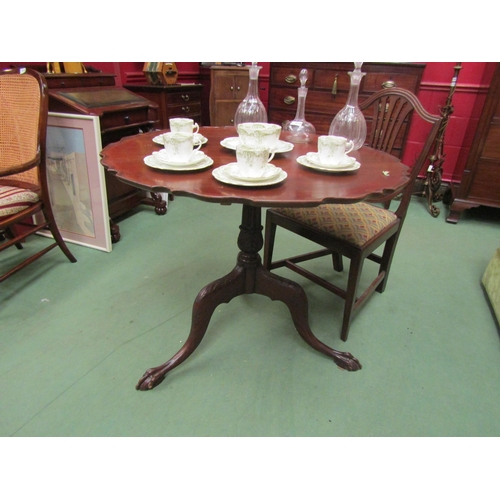 4162 - A George III mahogany tilt-top table with shaped edge on tripod legs with claw feet, 76cm tall x 91c... 