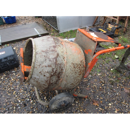 3432 - A petrol cement mixer