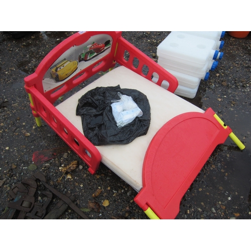 3442 - A child's plastic bed