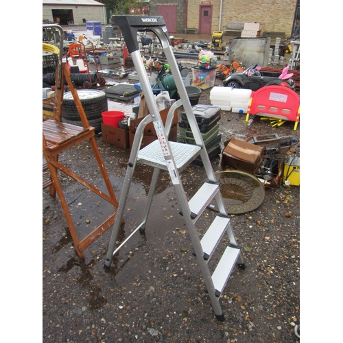 3494 - A set of four tread aluminium steps