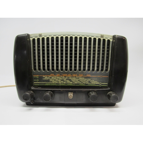 7338 - A Philips 310A-15 Bakelite cased valve radio