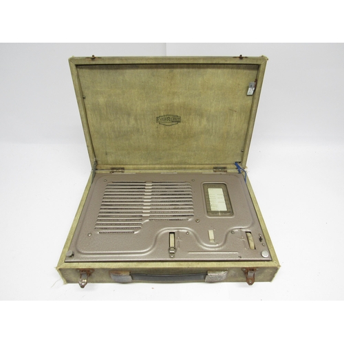 7353 - A vintage Ever Ready model N briefcase style portable radio