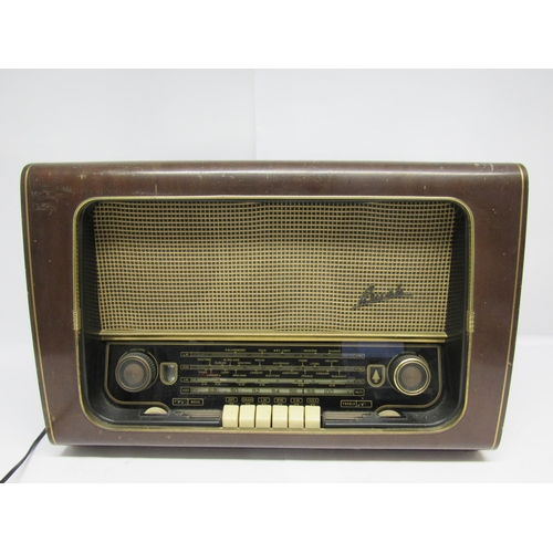 7320 - A Bush VHF64 valve radio in wooden case, c.1957