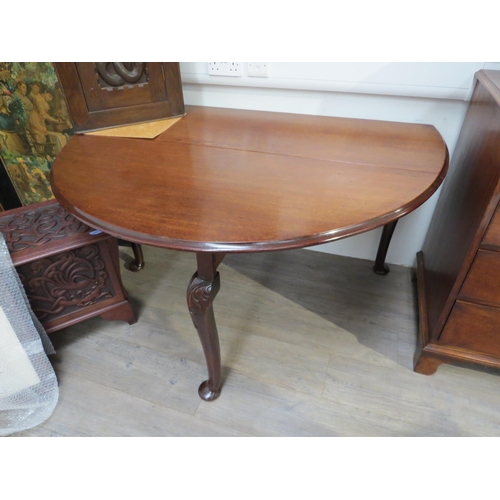 6070 - A circa 1790 mahogany oval top gate-leg dining table, the rising leaves over shaped end base on acan... 