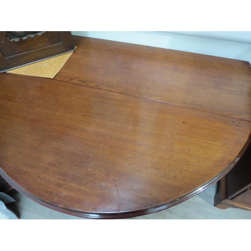 6070 - A circa 1790 mahogany oval top gate-leg dining table, the rising leaves over shaped end base on acan... 