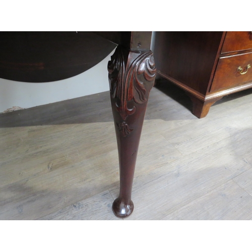 6070 - A circa 1790 mahogany oval top gate-leg dining table, the rising leaves over shaped end base on acan... 