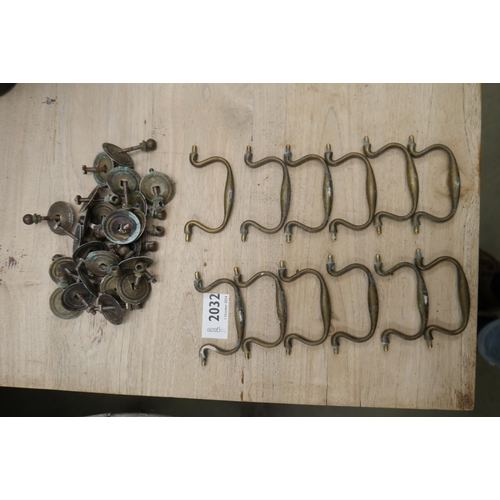 2095 - A set of 12 brass swan neck handles