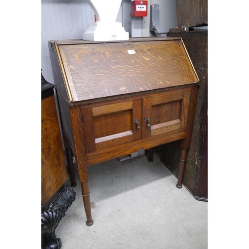 2140 - An Edwardian oak ladies bureau with two doors