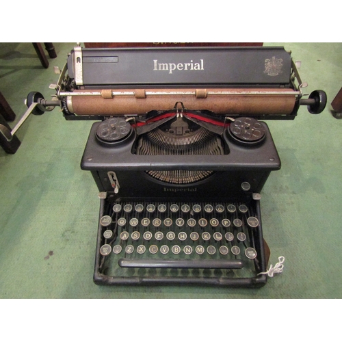 4089 - A vintage Singer sewing machine together with an Imperial typewriter (2)