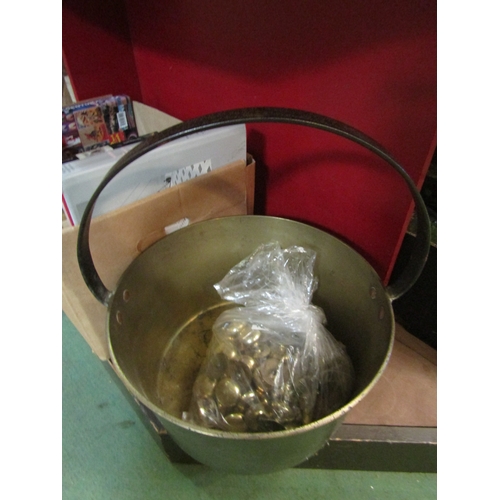 4252 - A brass cooking pot with an iron handle and a bag of brass knops