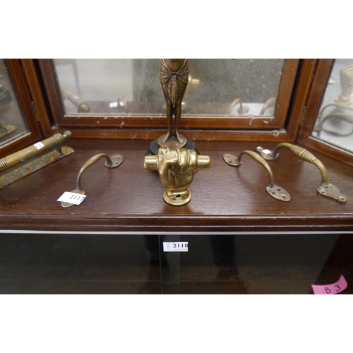 2117 - A Victorian brass clasped hand, safe door handle and four brass door pulls