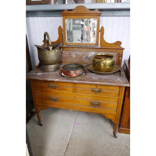 2128 - An Edwardian marble top washstand with swing mirror