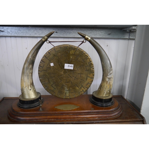 2141 - A Victorian cow horn, brass and oak table gong, no beater