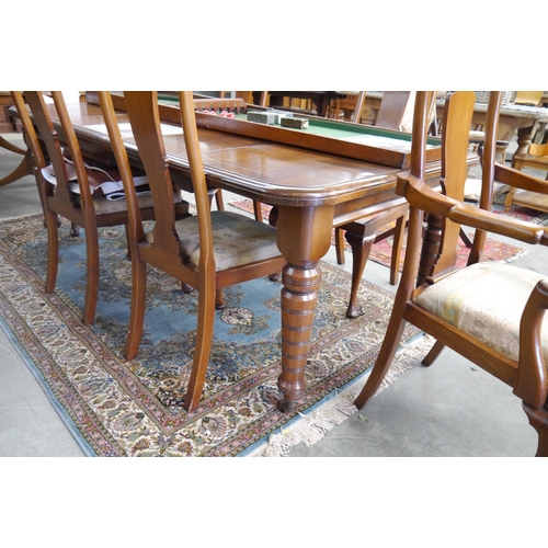 2251 - A Victorian mahogany pull out extending dining table with two leaves