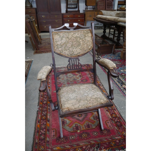 2255 - An Edwardian steamer chair