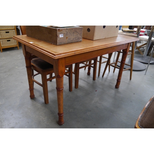 2284 - An Edwardian oak dining table