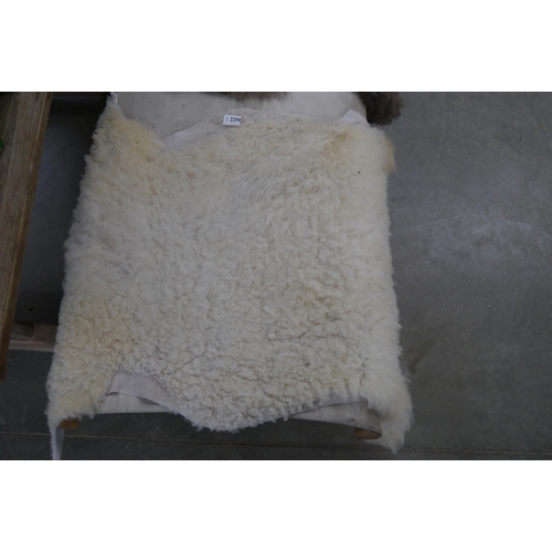 2298 - A white sheepskin