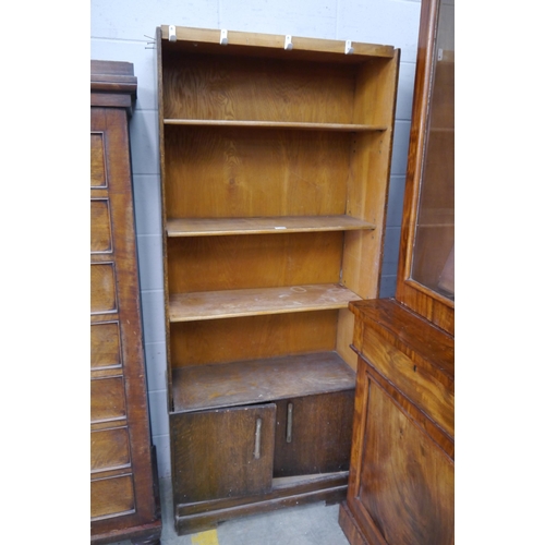 2356 - A 1950's oak bookshelves with cupboards under three removable shelves a/f