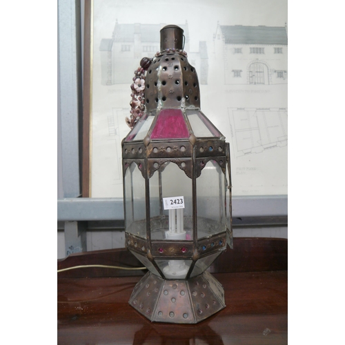 2423 - A copper and stained glass electric lamp