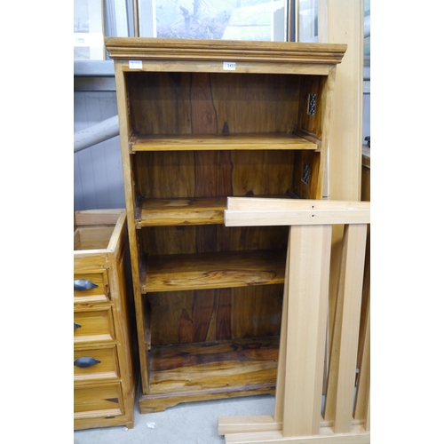 2432 - An Eastern hardwood three shelf bookcase