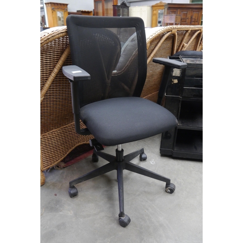 2446 - An office chair