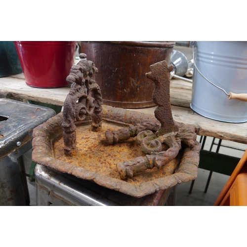 2029A - An early 19th Century cast iron bootscraper, for repair