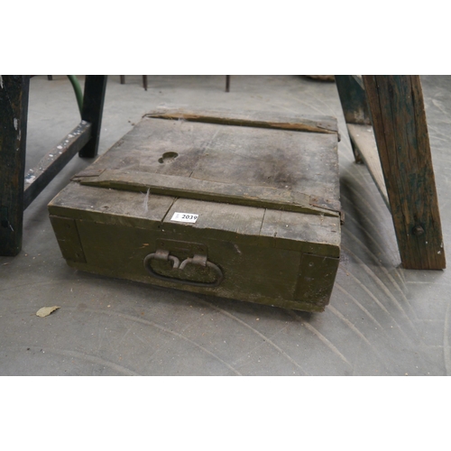 2039 - A green square military chest