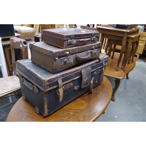 2469 - A bundle of vintage cases