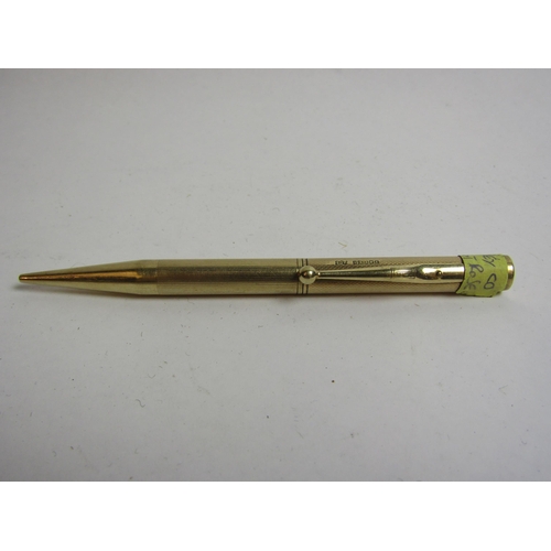 4356 - A 9ct gold cased propelling pen, maker's mark SJP