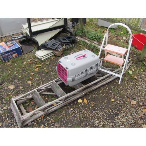 3385 - A set of 2-tread metal steps, a set of timber steps A/F and a cat box