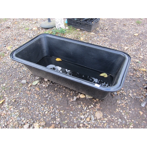 3386 - A plastic trough