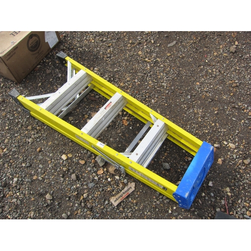 3415 - A set of 4-tread fibreglass steps