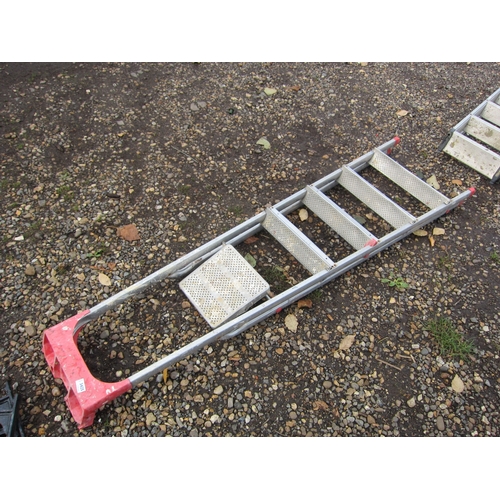 3425 - A set of 5-tread aluminium steps