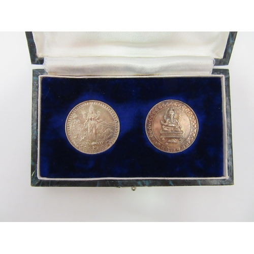 1291 - A pair of Indian silver coins / tokens, cased