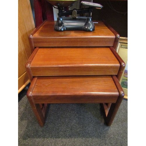 1059 - A nest of three late 20th Century occasional tables