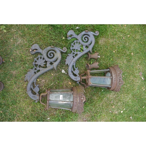 8043 - A pair of decorative cast iron lanterns with brackets