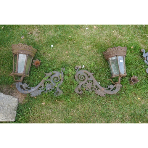 8044 - A pair of decorative cast iron lanterns with brackets