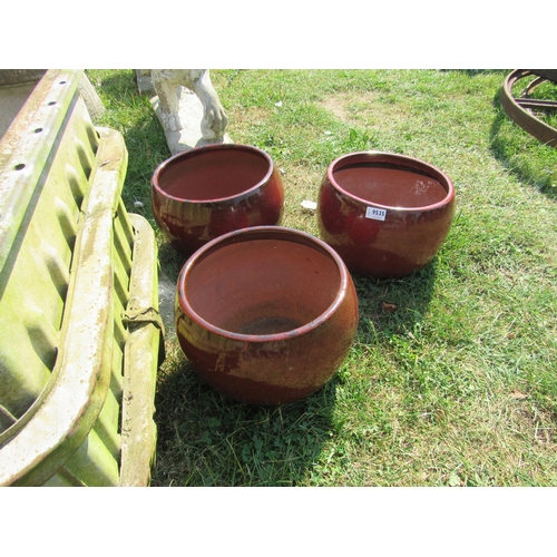 8042 - A set of three red glazed pots, 9