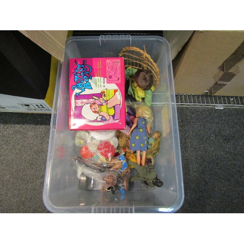 1430 - A box of dolls and other toys including a Cindy doll, Planet of the Apes and Playmobil Cavalry