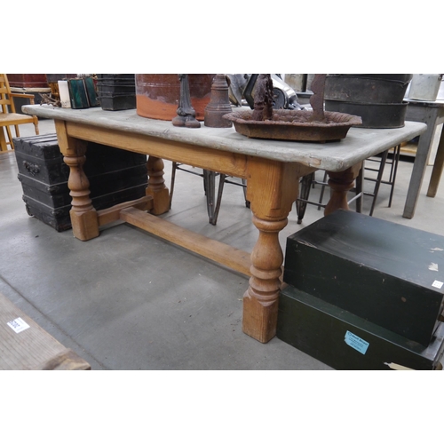 2035 - A country pine dining table