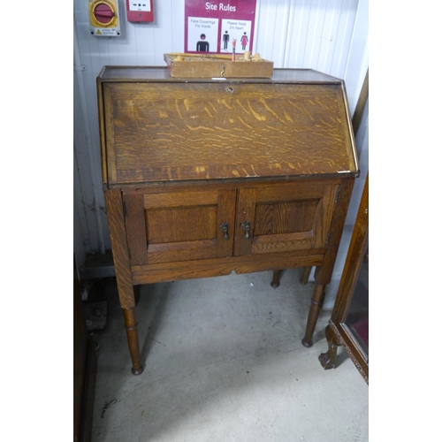 2118 - An Edwardian oak ladies bureau with two doors